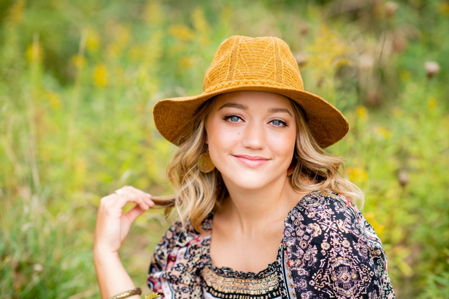 fall senior girl photos with hat 