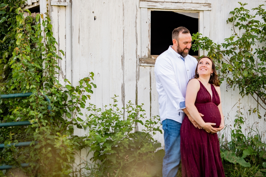 country maternity photos by barn 