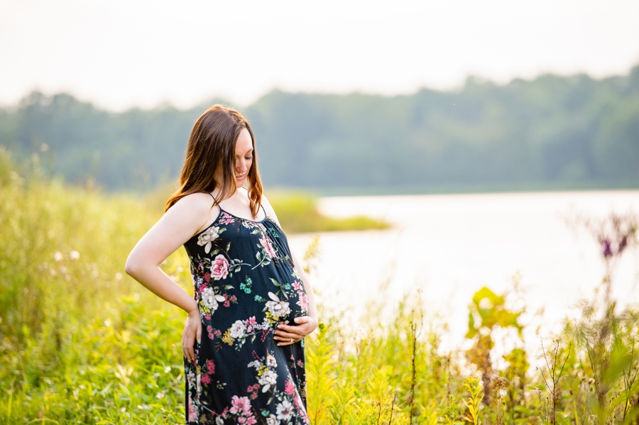 maternity photos by water 