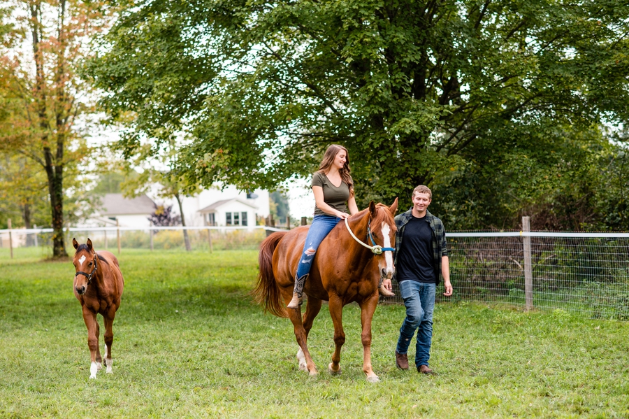 engagement pictures with horses 