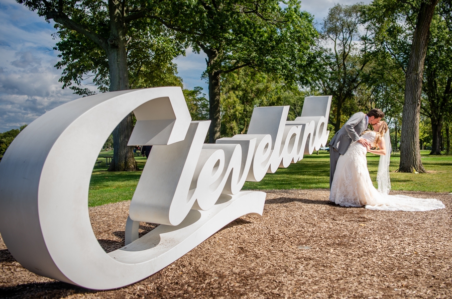 bride and groom at edgewater park cleveland sign 