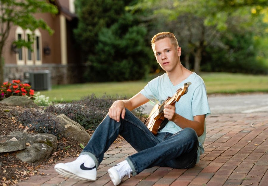 guy with guitar at senior pictures 