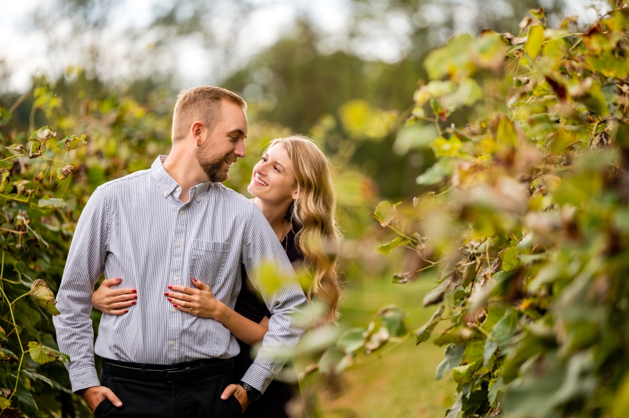engagement photo's at the Winery at Wolf Creek 