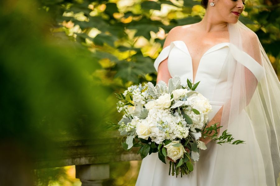 white bridal bouquet 